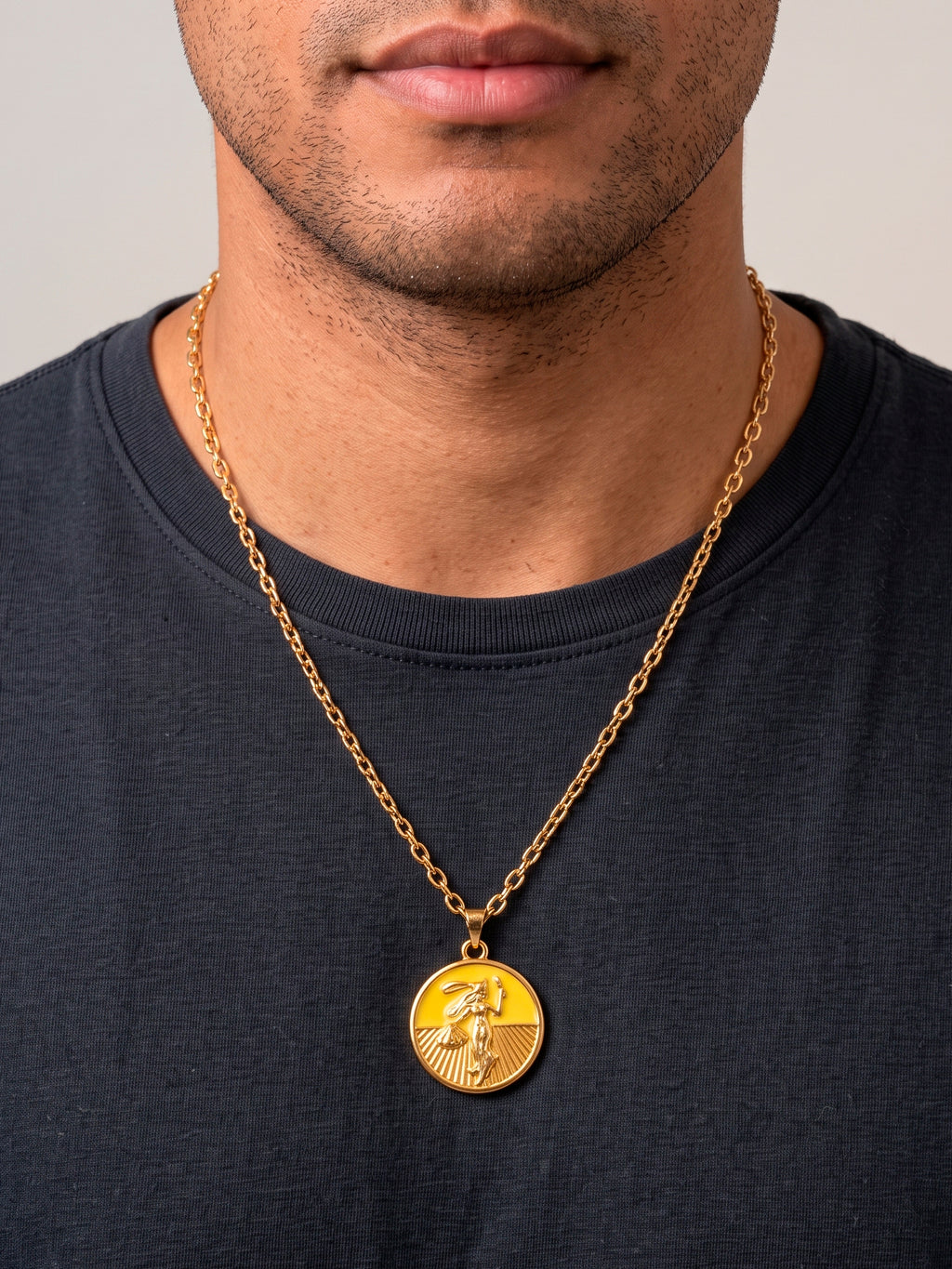 Corrente medalha Oxum amarelo - cadeado - banhado a ouro 18k - no pescoço masculino