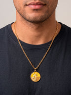 Corrente medalha Oxum amarelo - cadeado - banhado a ouro 18k - no pescoço masculino