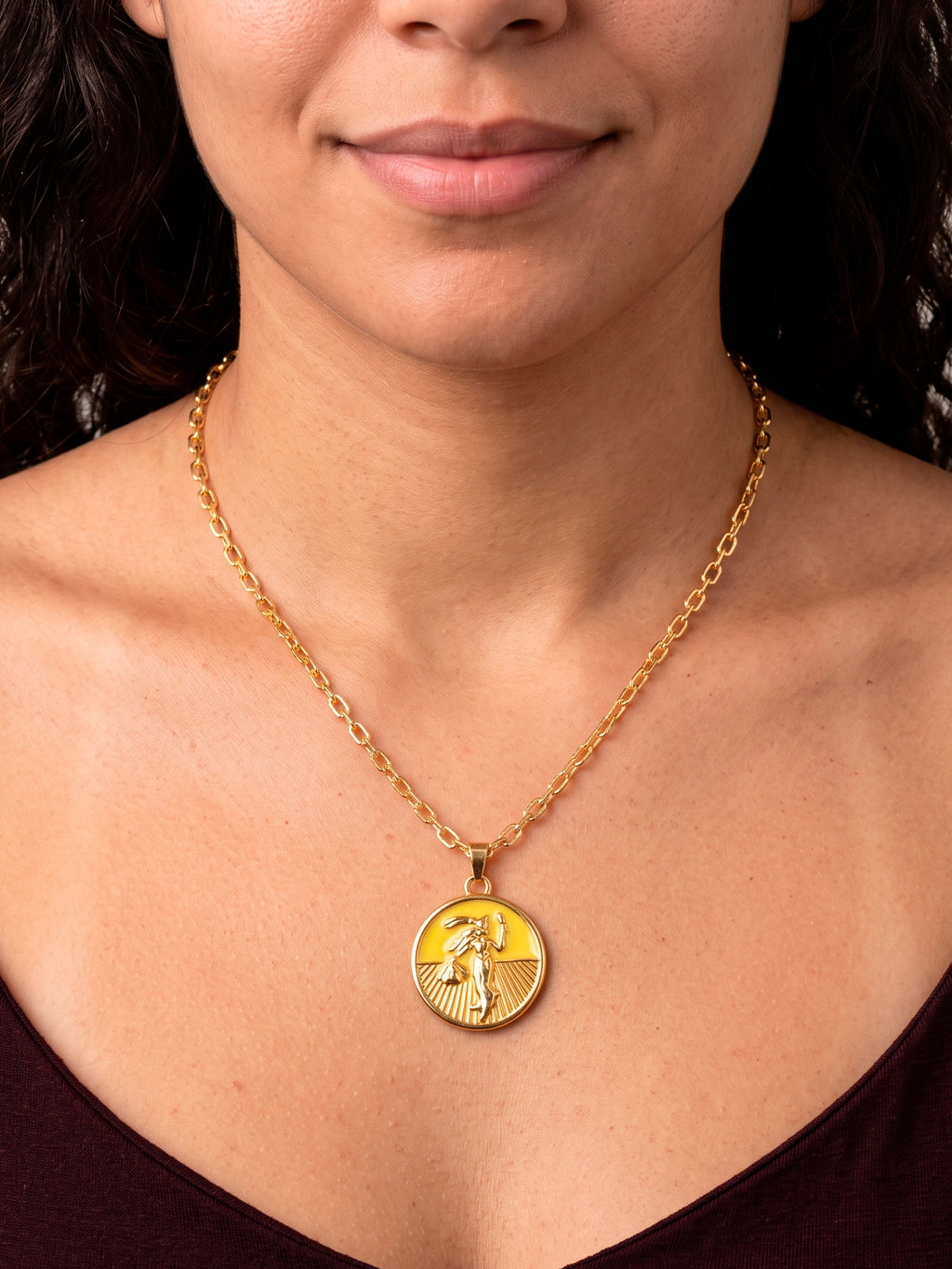 Corrente medalha Oxum amarelo - cadeado - banhado a ouro 18k - no pescoço feminino