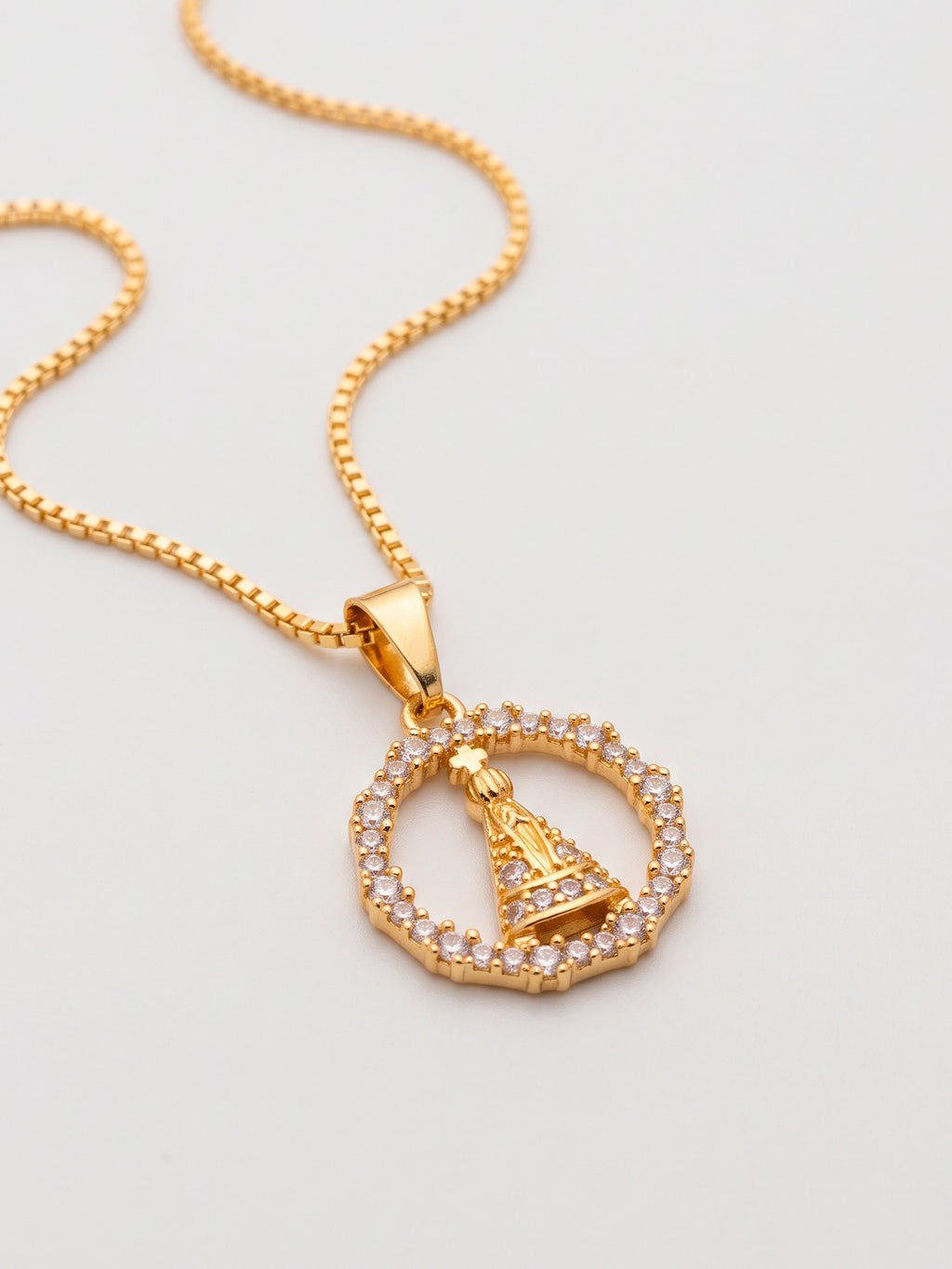 Corrente medalha redonda Nossa Senhora cravejada - veneziana - banhado a ouro 18k