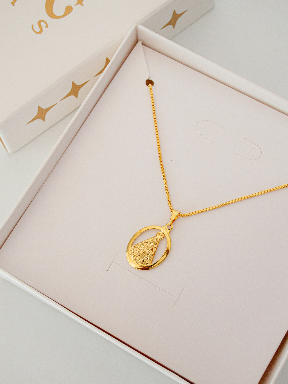 Corrente Nossa Senhora Oval vazado - veneziana - banhado a ouro 18k - foto 3