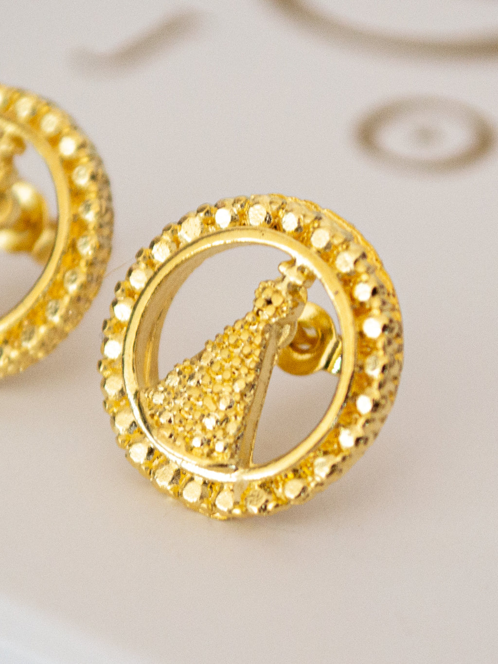 Brinco redondo Nossa Senhora - banhado a ouro 18k - foto 3