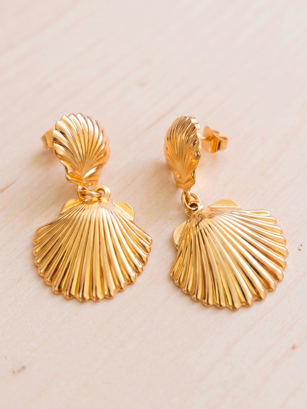 Brinco duas conchas - banhado a ouro 18k - foto 2