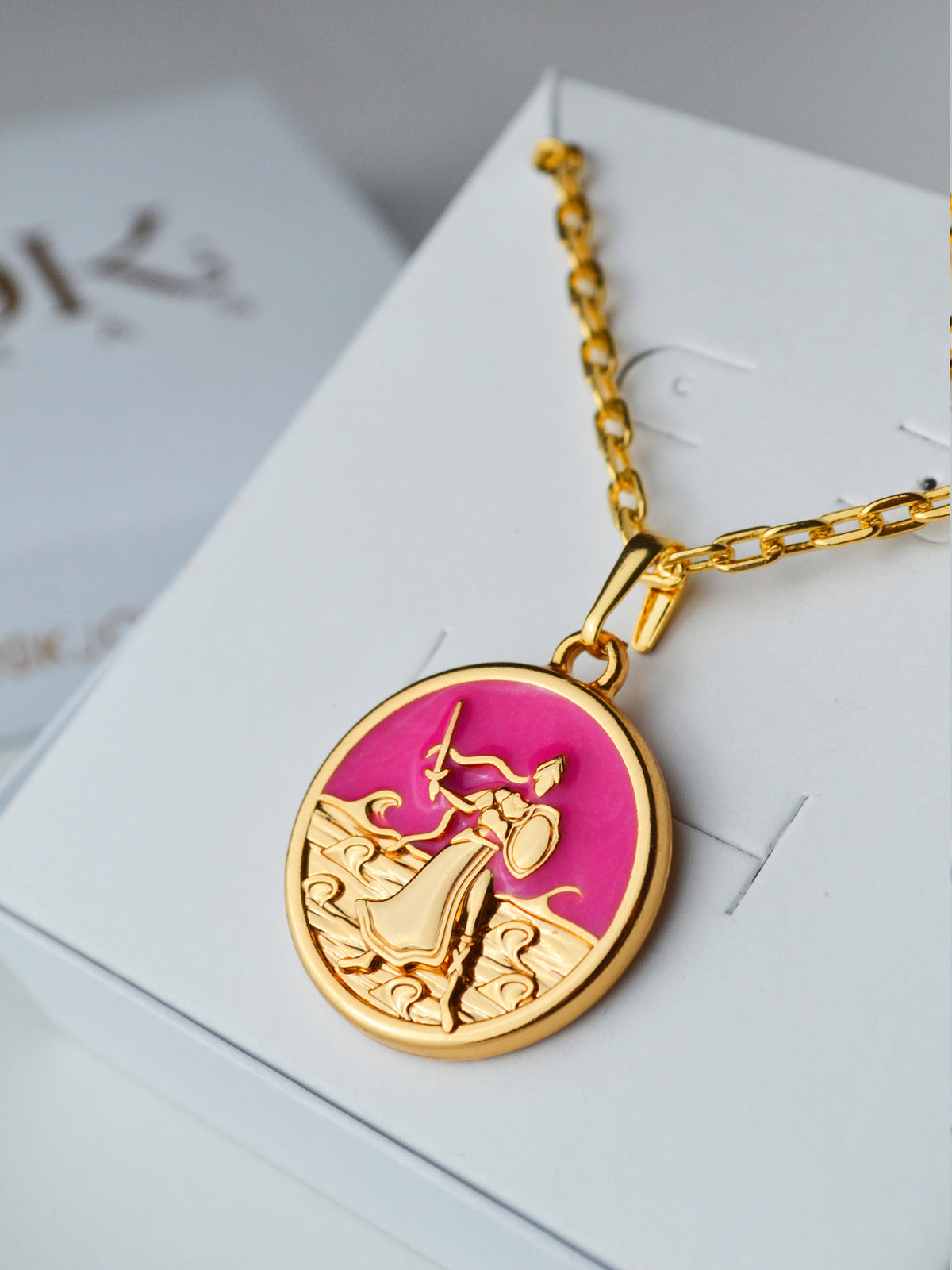 Pingente medalha Obá pink - banhado a ouro 18k - foto 3