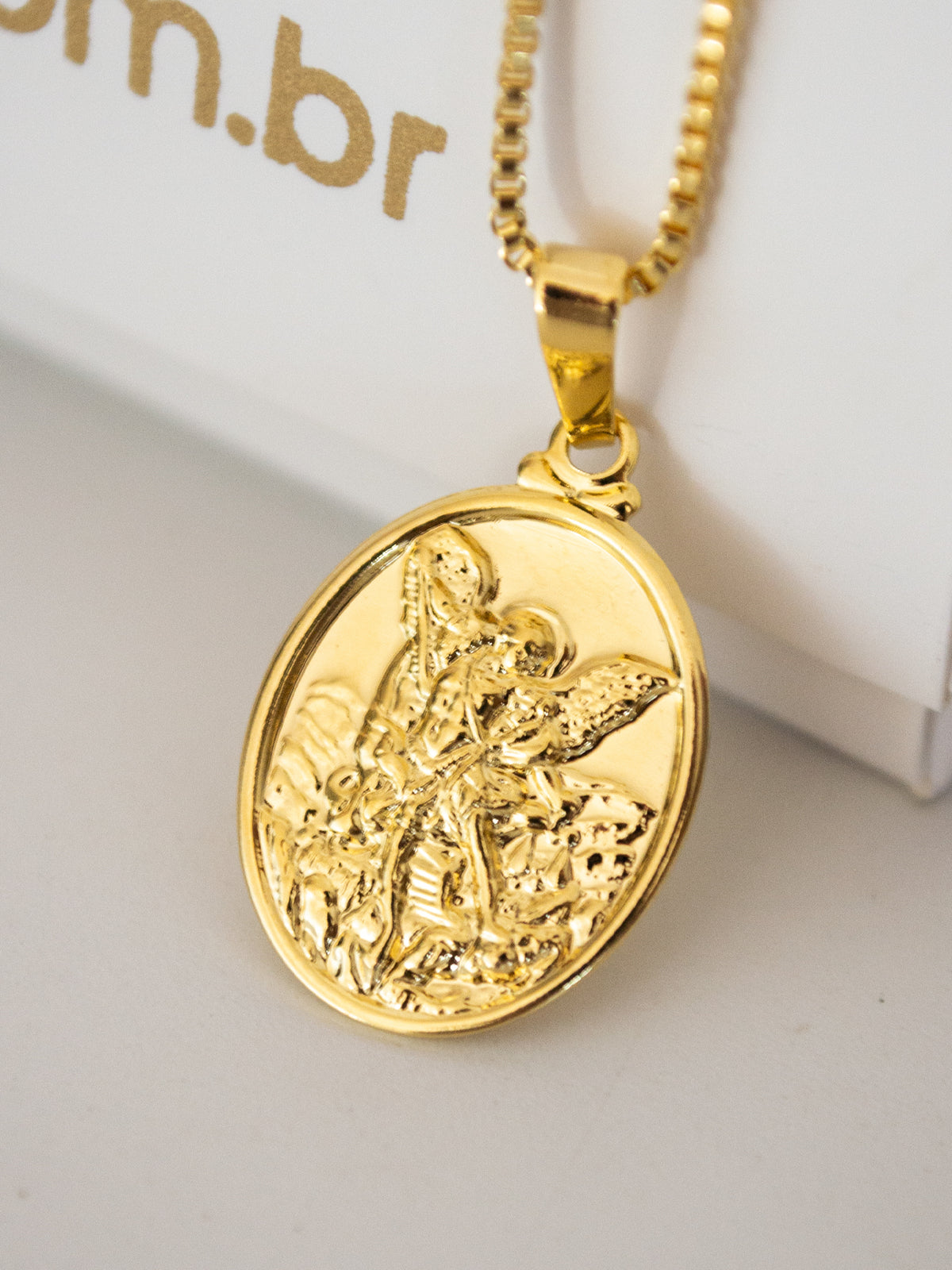 Pingente Medalha Oval São Miguel Arcanjo - banhado a ouro 18k - foto 3