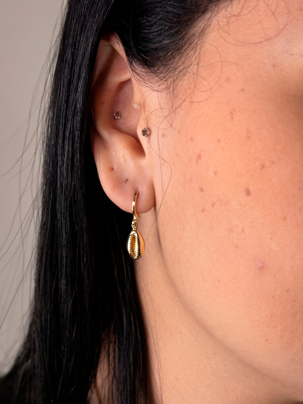 Brinco búzio - banhado a ouro 18k