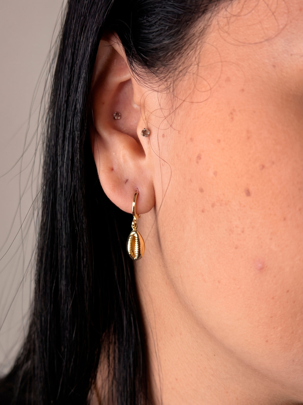 Brinco búzio - banhado a ouro 18k