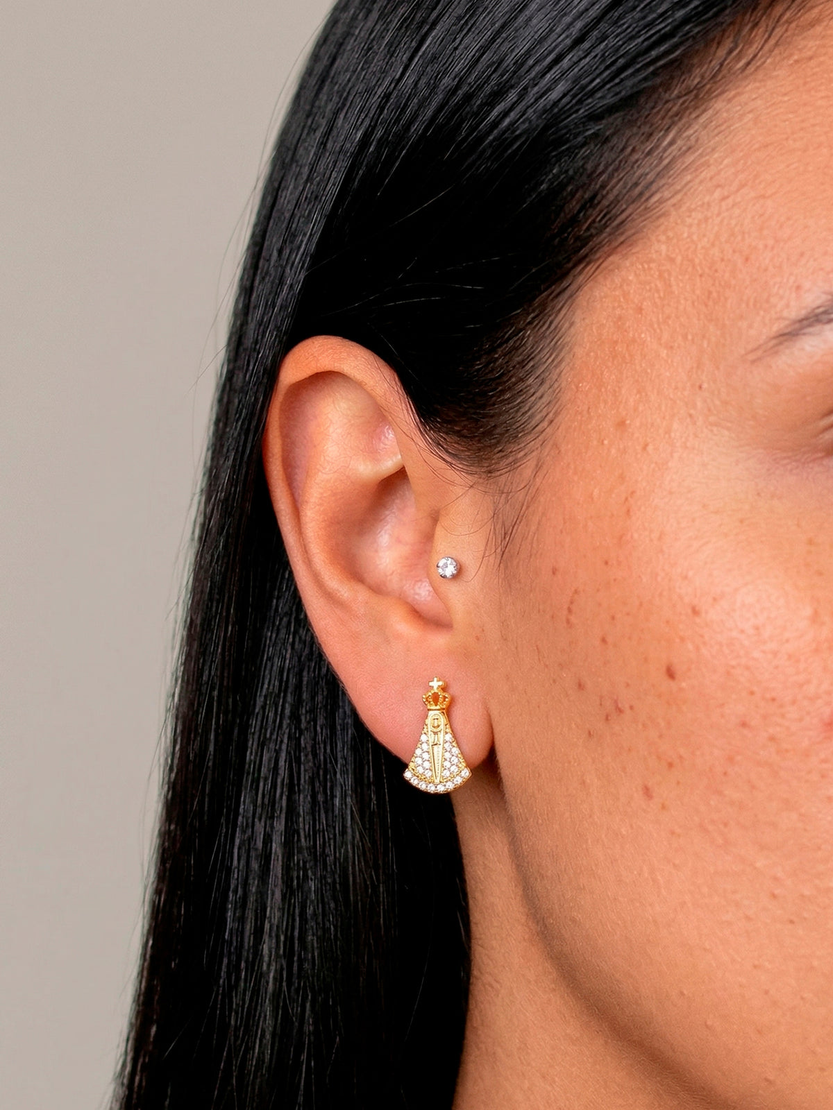 Brinco Nossa Senhora cravejado - banhado a ouro 18k - foto 2