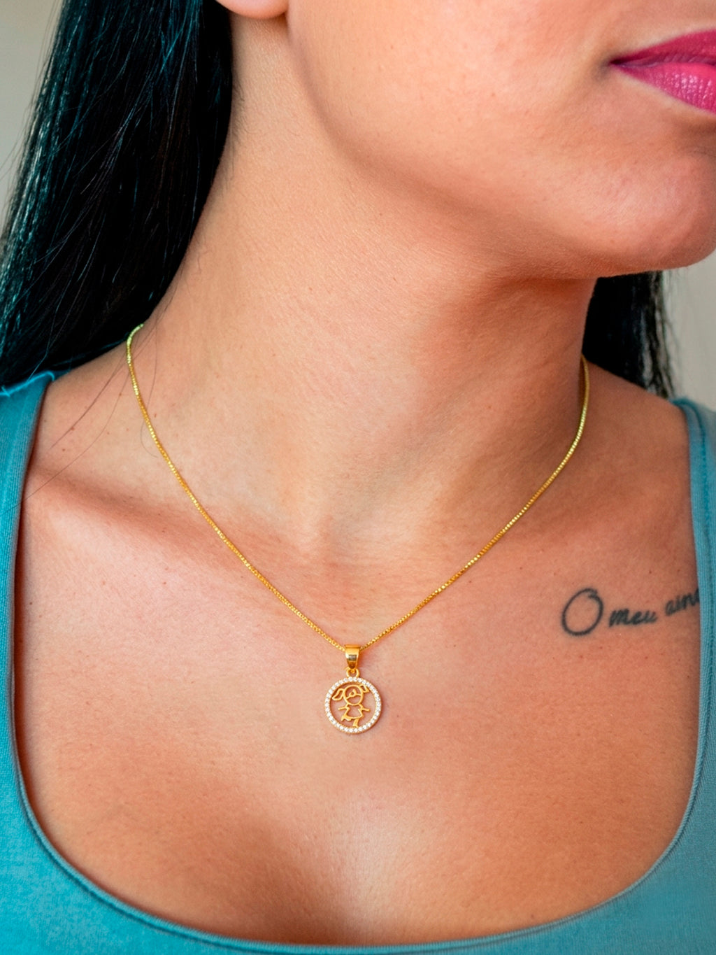 Pingente menina medalha cravejada - banhado a ouro 18k - foto 2