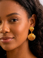 Brinco duas conchas - banhado a ouro 18k