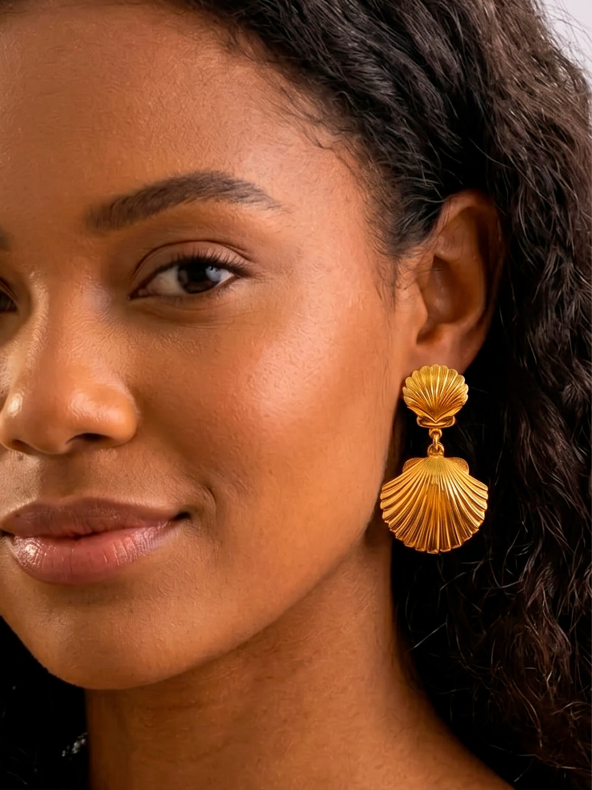Brinco duas conchas - banhado a ouro 18k