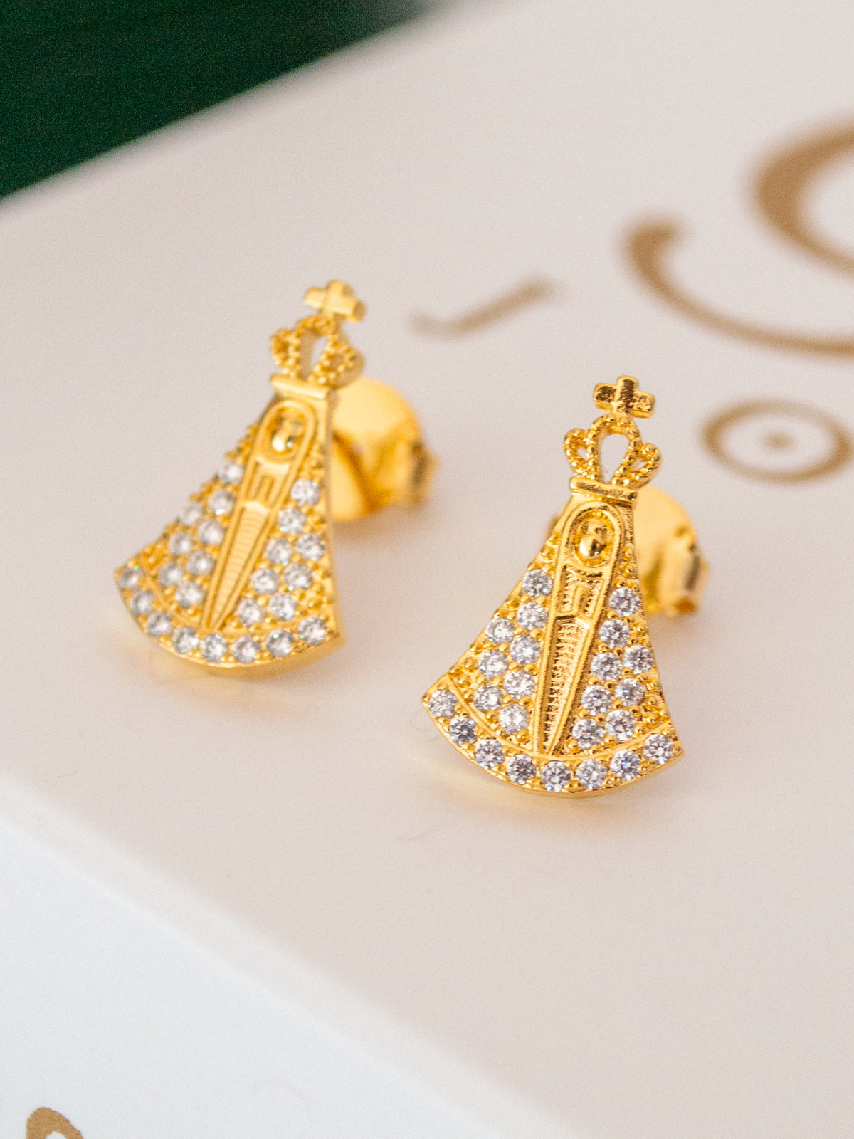 Brinco Nossa Senhora cravejado - banhado a ouro 18k - foto 3