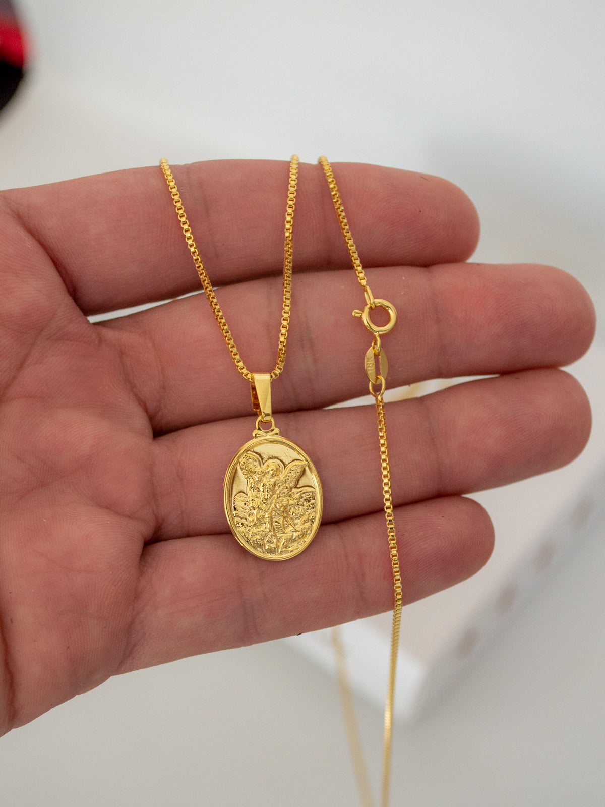 Pingente Medalha Oval São Miguel Arcanjo - banhado a ouro 18k - foto 2