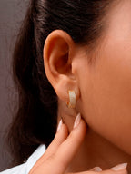 Brinco argola reta cravejada - banhado a ouro 18k - foto 2