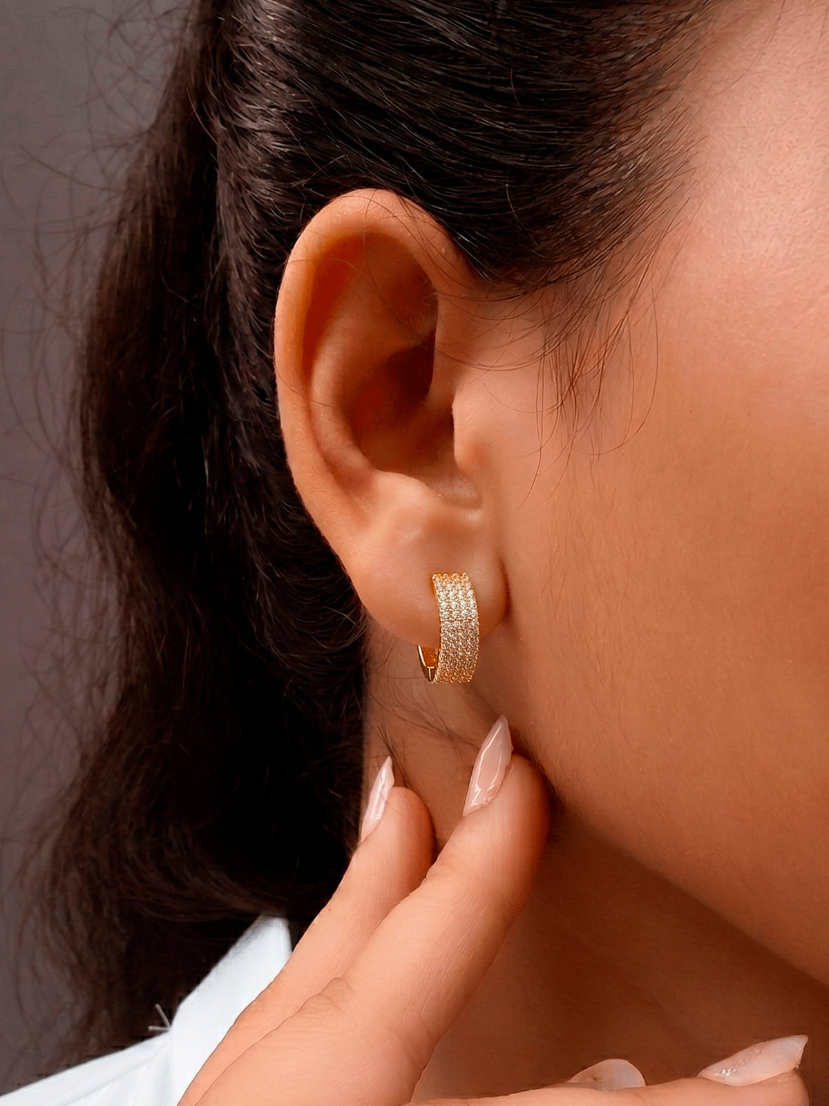 Brinco argola reta cravejada - banhado a ouro 18k - foto 2