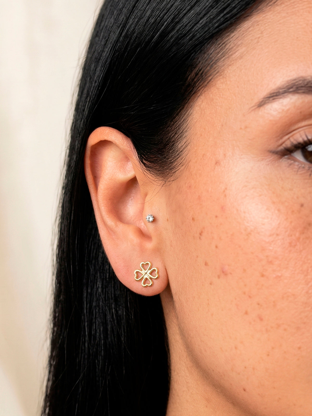Brinco trevo 4 folhas vazado - banhado a ouro 18k