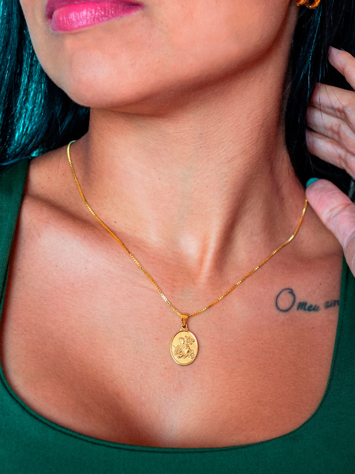 Pingente medalha oval São Jorge - banhado a ouro 18k - foto 2