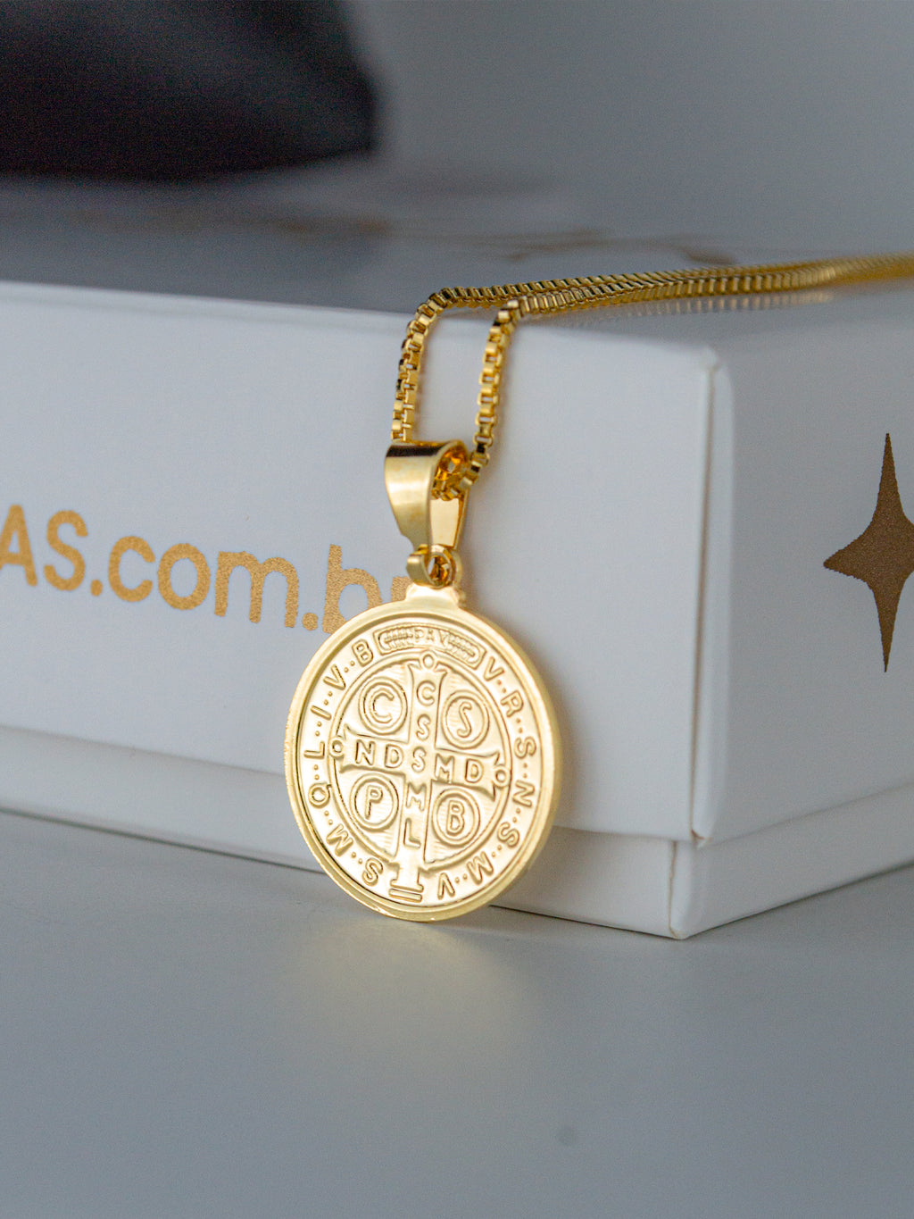 Pingente Medalha de São Bento - banhado a ouro 18k - foto 4