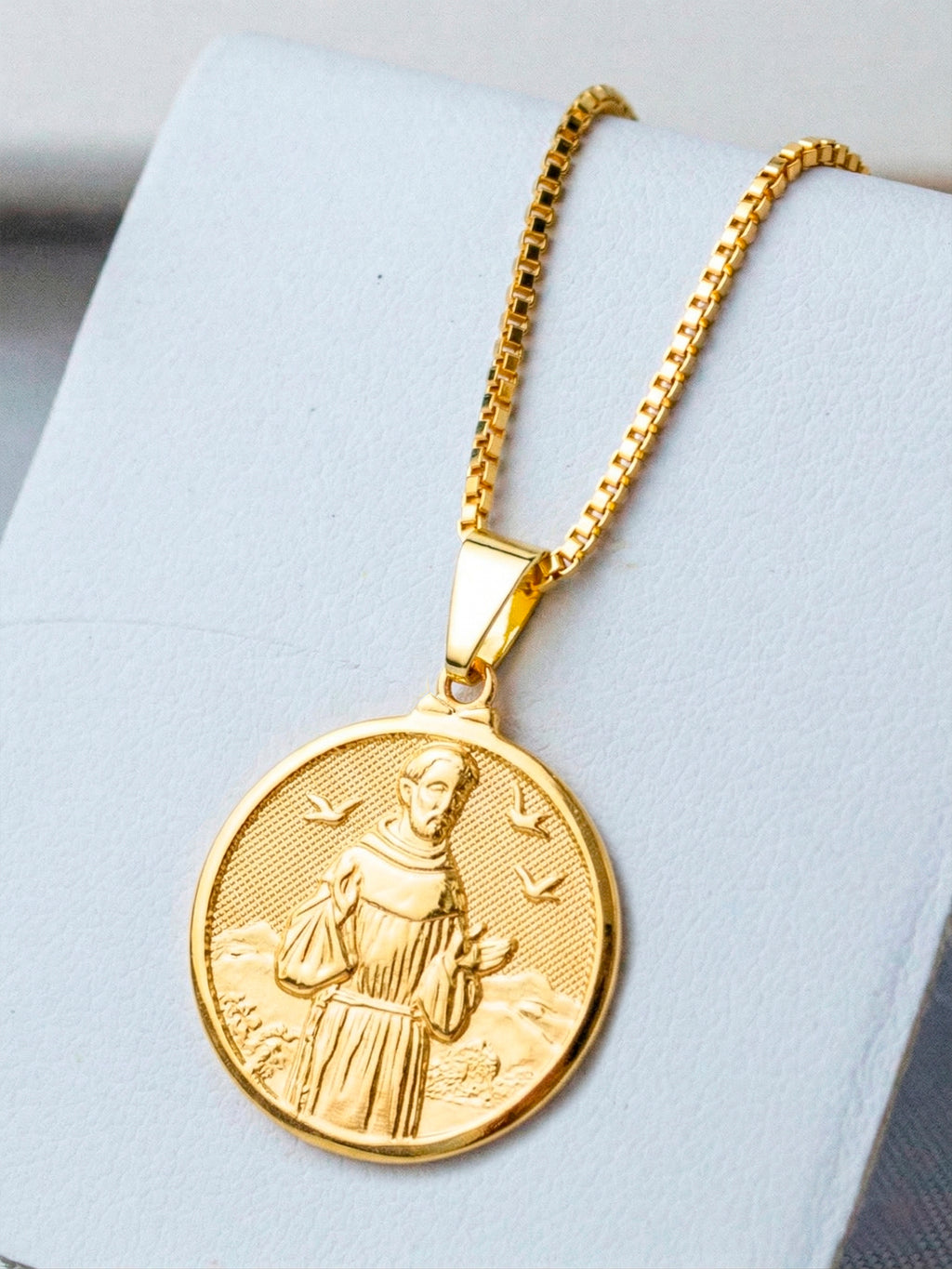 Pingente medalha São Francisco de Assis - banhado a ouro 18k - foto 3