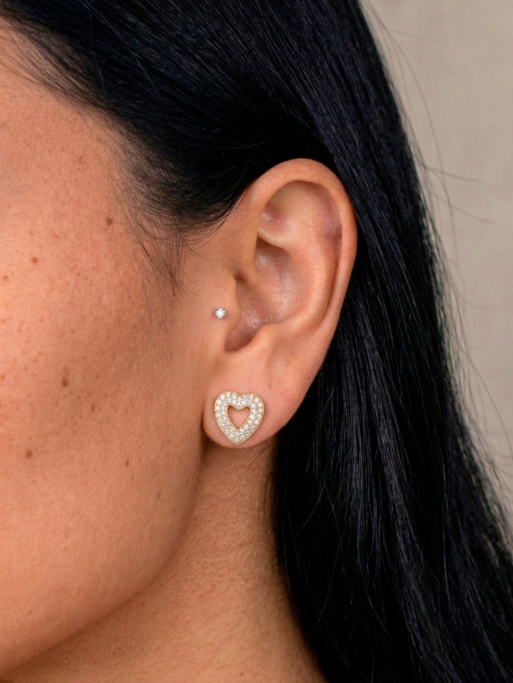 Brinco coração cravejado vazado - banhado a ouro 18k - foto 2