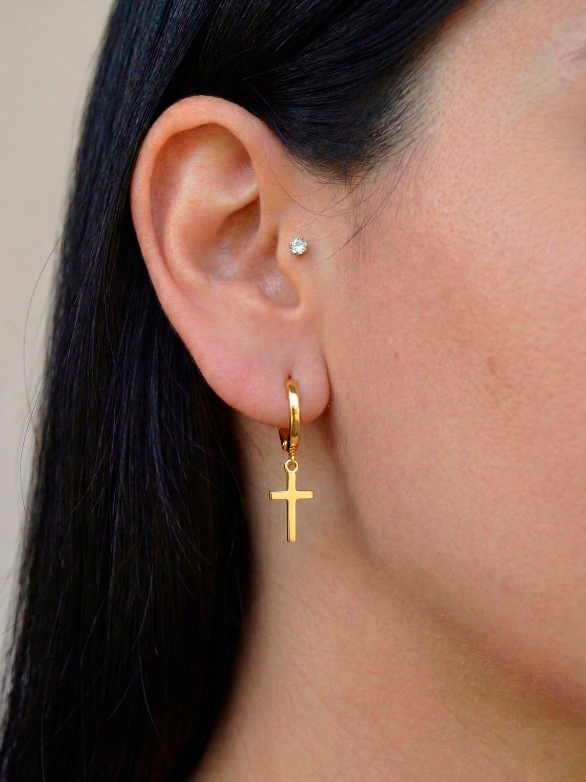 Brinco argola com cruz - banhado a ouro 18k - foto 3