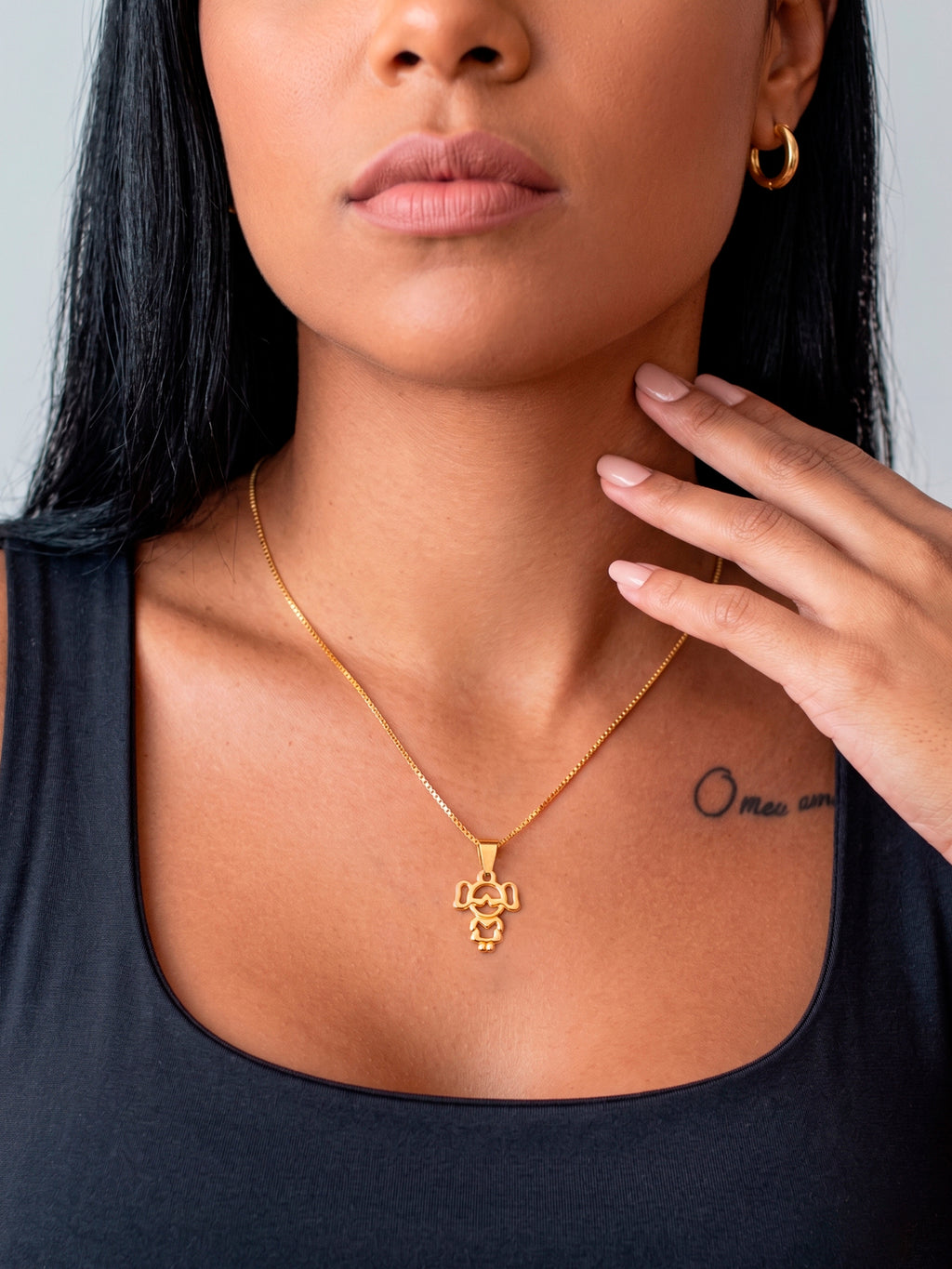Pingente menina vazado - banhado a ouro 18k - foto 3