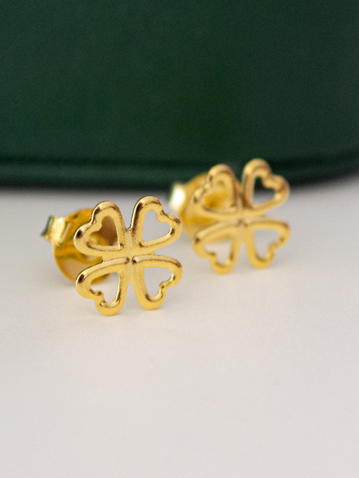 Brinco trevo 4 folhas vazado - banhado a ouro 18k - foto 2