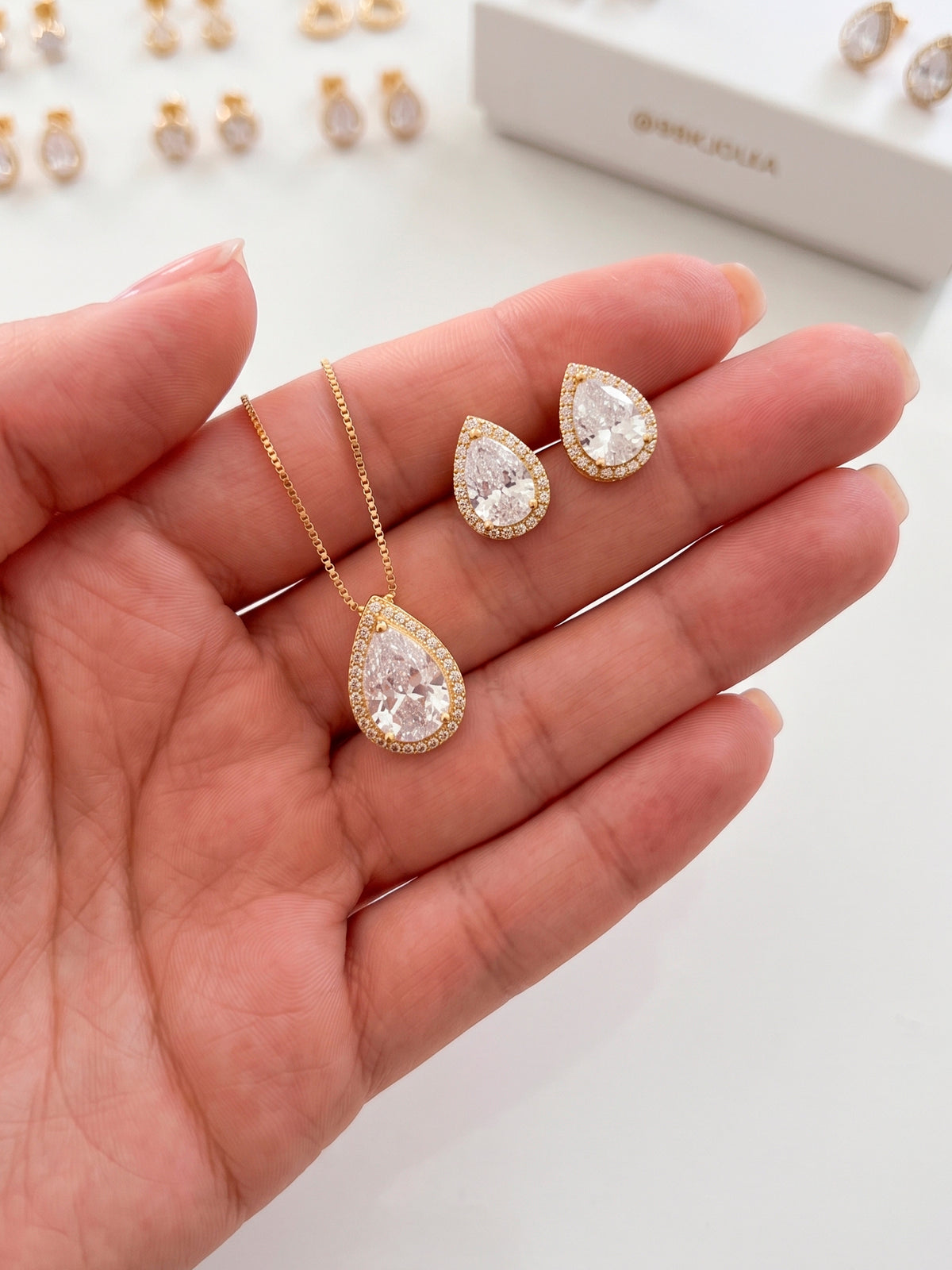 Conjunto gota cravejado - colar e brincos - banhado a ouro 18k - foto 3