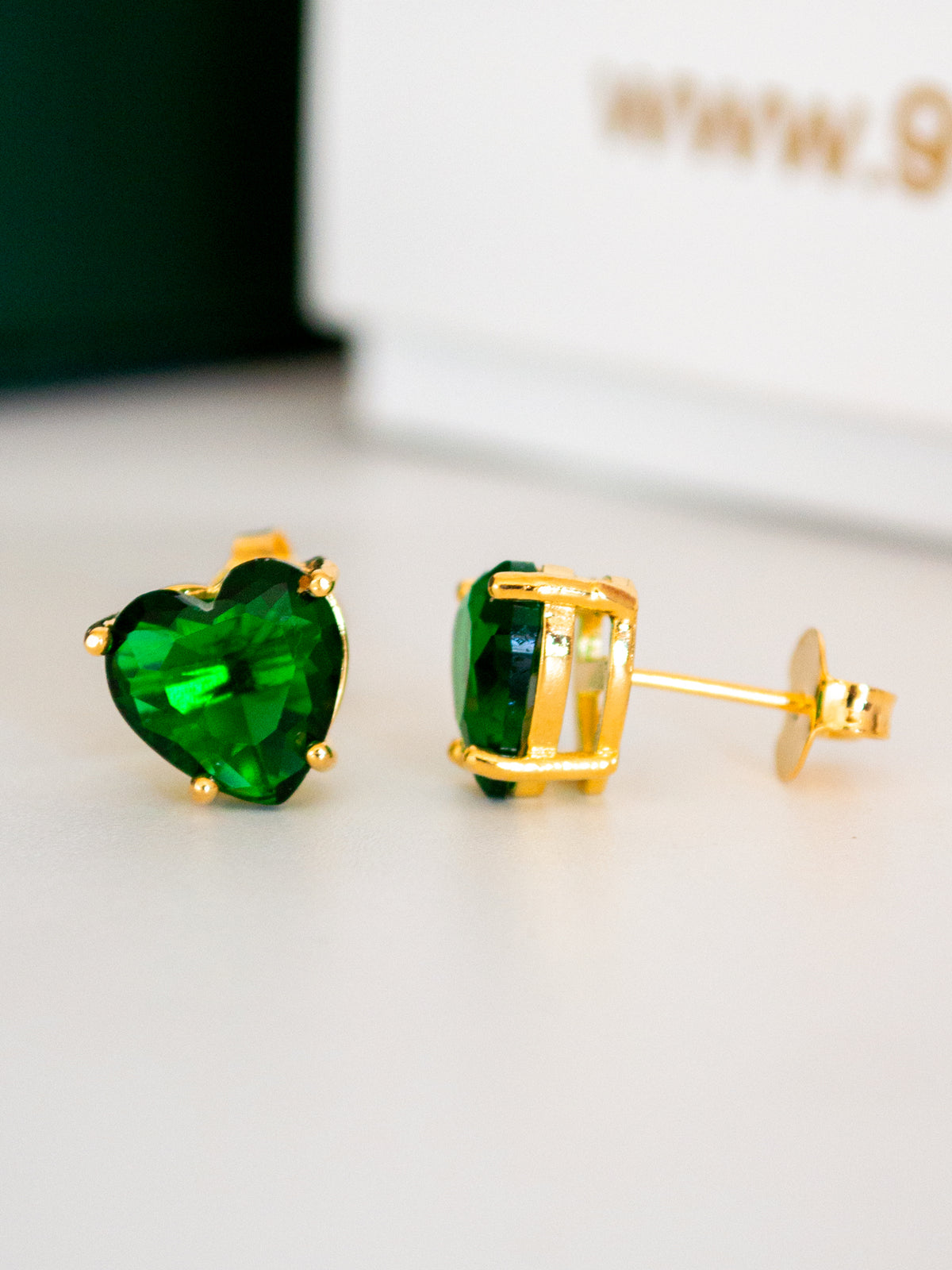 Brinco Coração Pedra Verde - banhado a ouro 18k