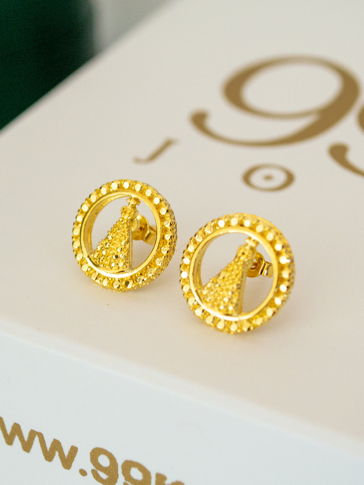 Brinco redondo Nossa Senhora - banhado a ouro 18k - foto 4