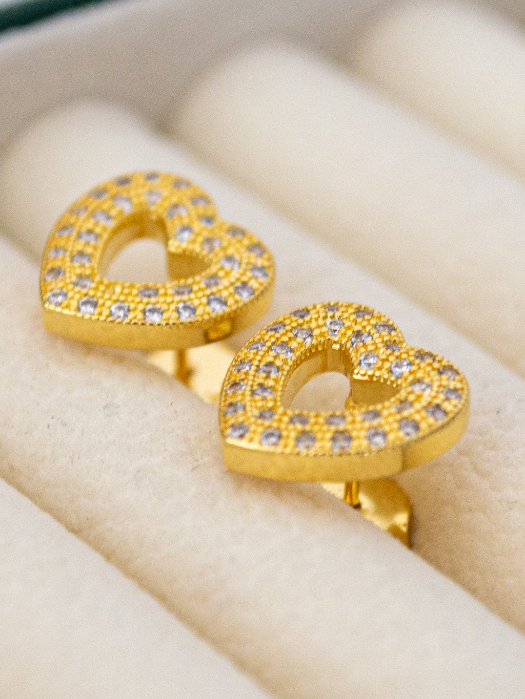 Brinco coração cravejado vazado - banhado a ouro 18k - foto 3