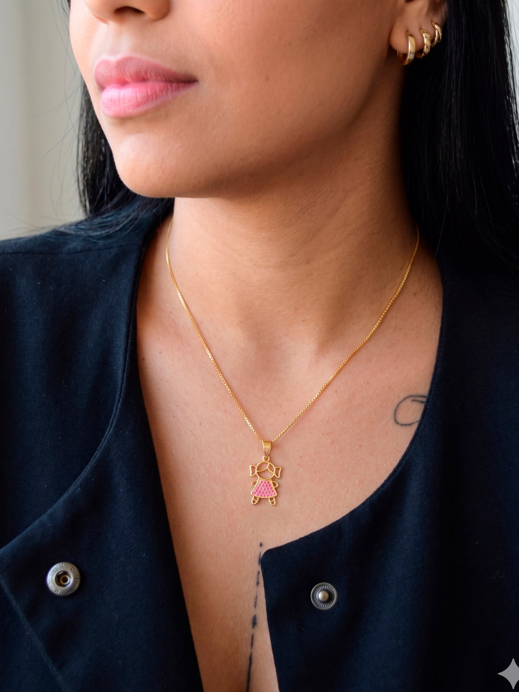 Pingente menina vestido rosa cravejado - banhado a ouro 18k - foto 2