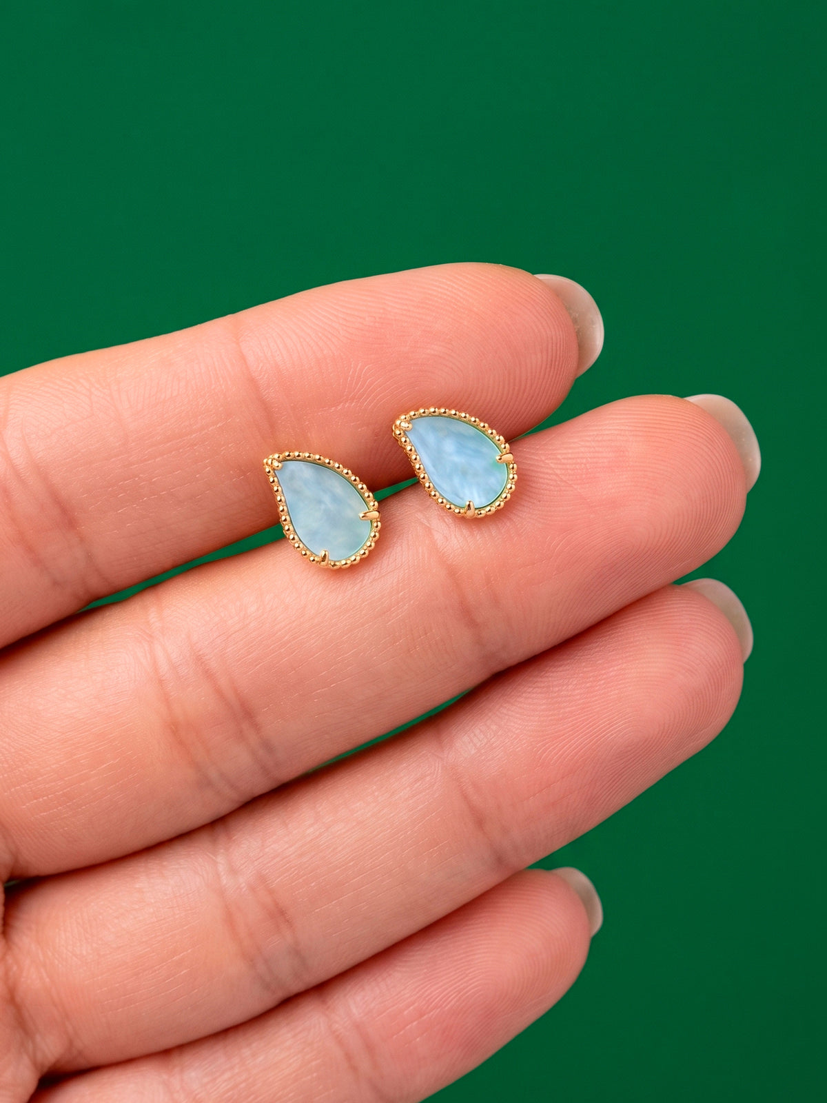 Brinco gota azul clara - banhado a ouro 18k