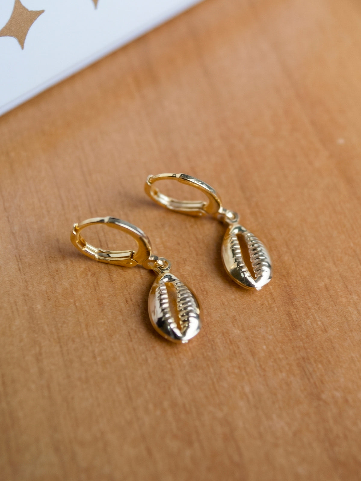 Brinco búzio - banhado a ouro 18k - foto 2